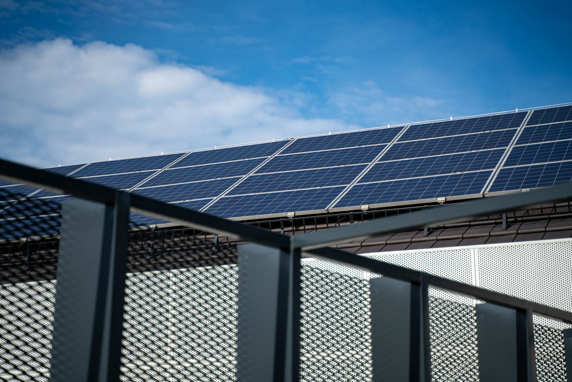 Panneaux photovoltaïques installés sur une toiture sous un ciel bleu