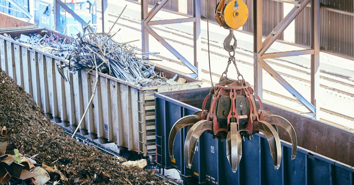 Manutention de matières dans une installation industrielle de recyclage