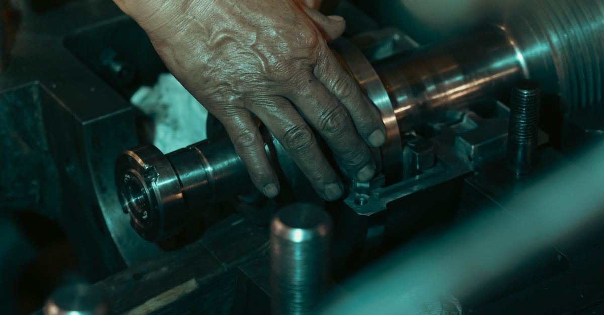 Techniker prüft eine Welle an einer Industriemaschine