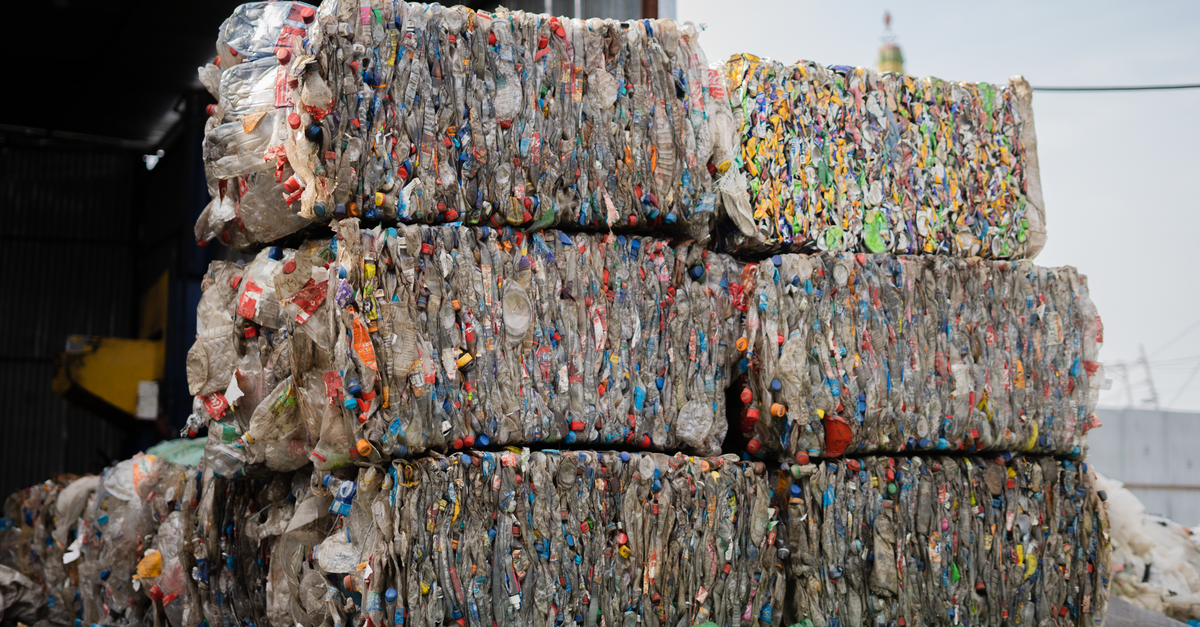 Balas de botellas de plástico listas para su procesamiento